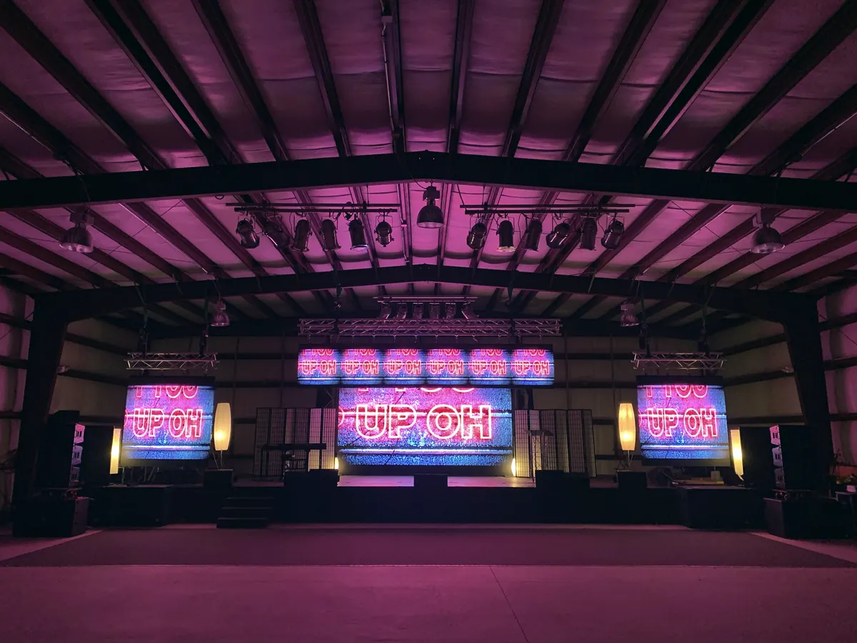 Coordinated LED displays on a live stage